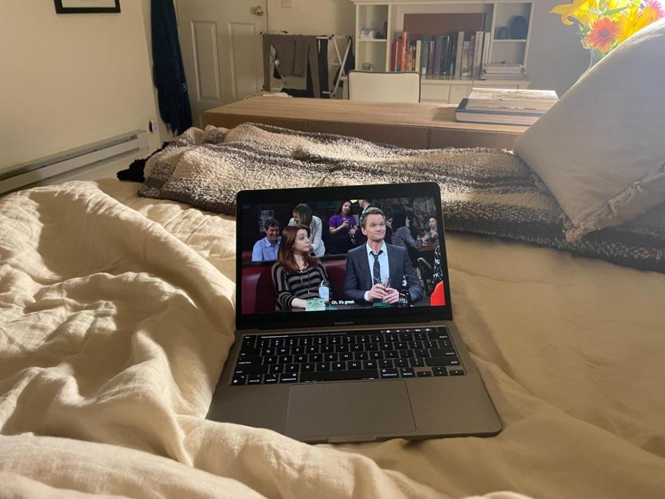 Emma Ginsberg's laptop in bed with how I met you mother playing