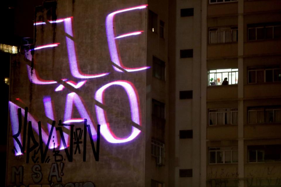 Vista de la consigna “Ele Não” (Él no) durante un acto de campaña del candidato del Partido de los Trabajadores (PT), Fernando Haddad. (Foto: EFE/Fernando Bizerra Jr.)