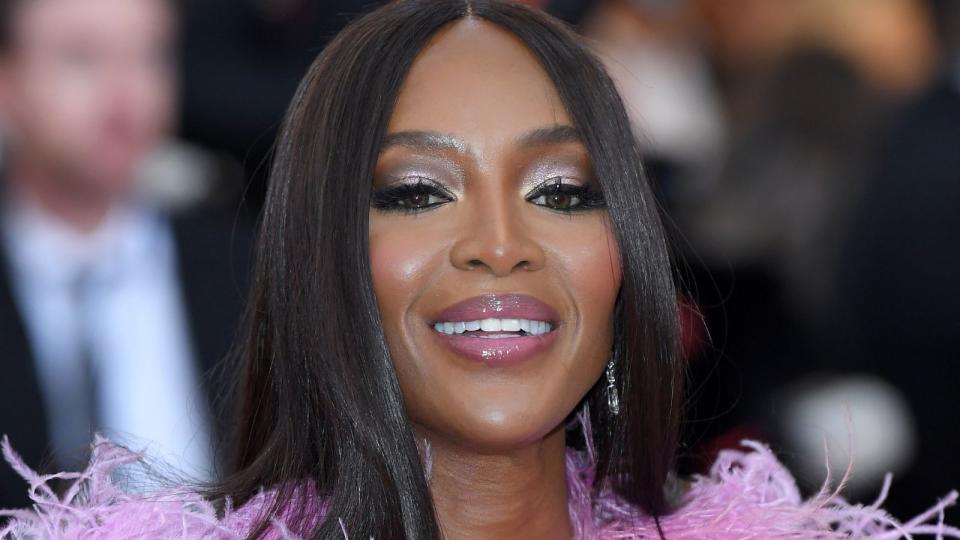 Naomi Campbell wearing eye makeup looks brown eyes