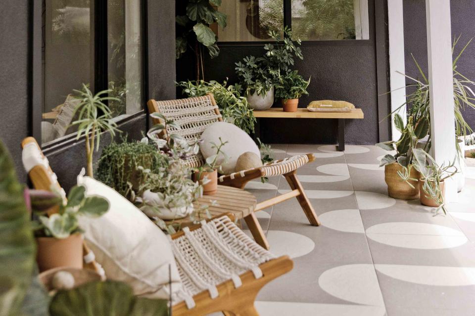 15 Welcoming Front Porch Decorating Ideas That Are Just Lovely - Work ...