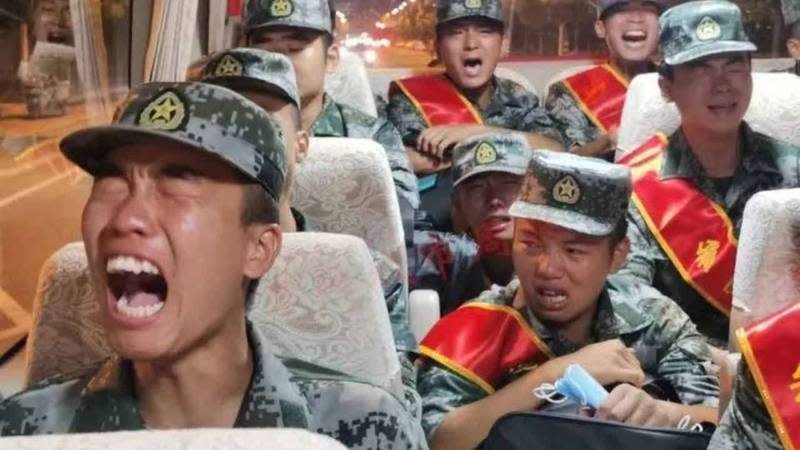 解放軍新兵在車上集體嚎啕大哭。   圖：翻攝推特