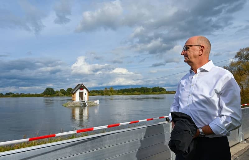 Brandenburg Prime Minister Dietmar Woidke stands at the gauge house in Ratzdorf, which indicates a high water level on the Oder River. Patrick Pleul/dpa