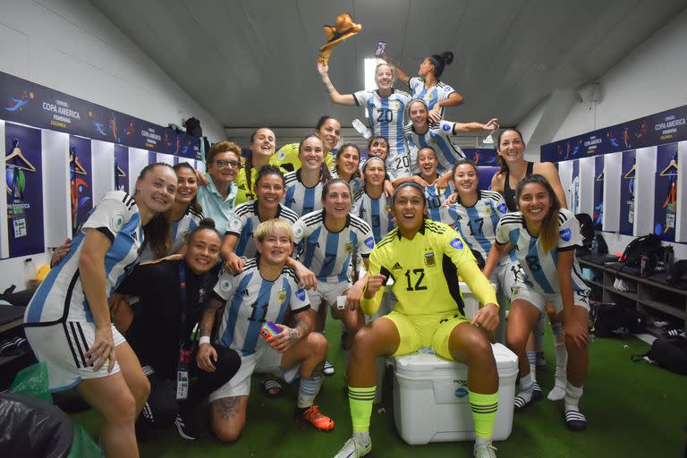 Festejo en el vestuario albiceleste tras el 1-0 sobre Venezuela que clasificó a la Argentina a semifinales de la Copa América