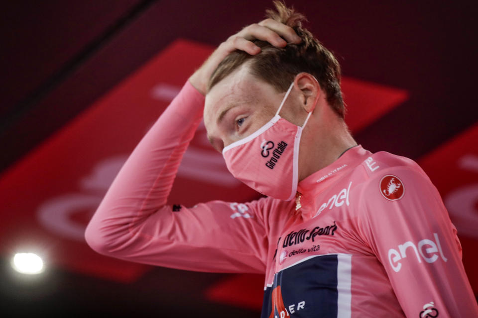 El británico Tao Geoghegan Hart en el podio de Milán tras ganar el Giro de Italia, el domingo 25 de octubre de 2020. (AP Foto/Luca Bruno)