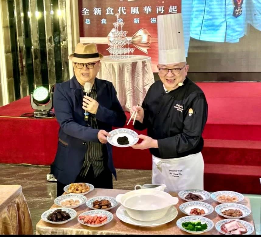 台灣食神美譽的梁幼祥(左)，與阿章師林炳彰一同為「台南阿舍菜」說菜。（圖/記者澄石翻攝）
