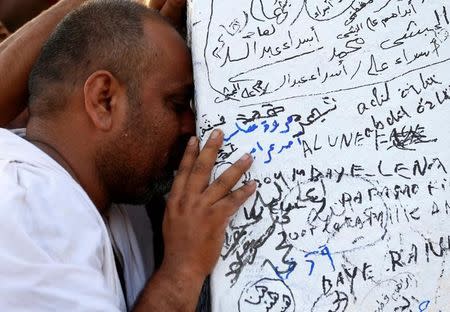 A Muslim pilgrim touches a rock on Mount Mercy on the plains of Arafat to receive blessings during the annual haj pilgrimage, outside the holy city of Mecca, Saudi Arabia September 11, 2016. REUTERS/Ahmed Jadallah