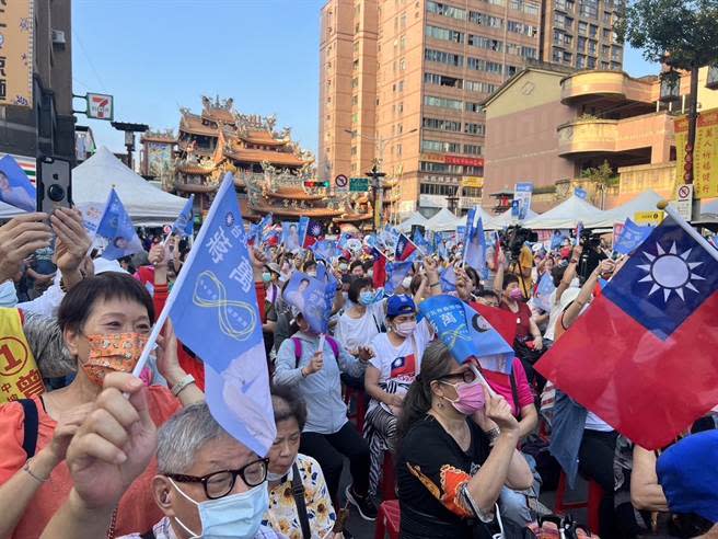 立委費鴻泰結合信義、南松山的地方民間團體，一起為蔣萬安和國民黨提名市議員候選人，來拉票與固票。（費鴻泰提供）