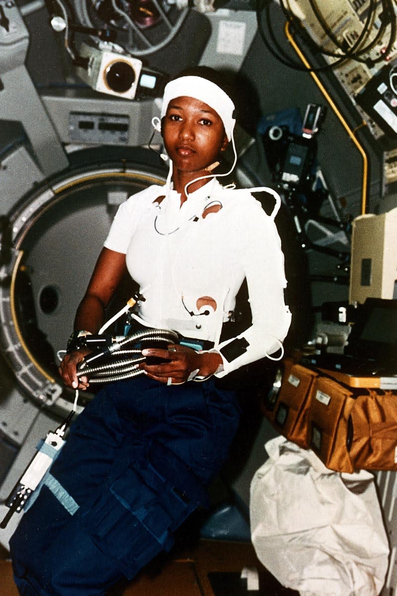 Platz 1: Einen echten Meilenstein der Geschichte lieferte Mae Jemison. Sie ist die erste schwarze Frau, die ins Weltall flog. 1992 ging es mit der Endeavour ins All. Zusätzlich zu ihrem Titel als Astronautin hat Jemison einen Abschluss in Medizin und Ingenieurwesen. (Bild-Copyright: NASA/AP Photo)