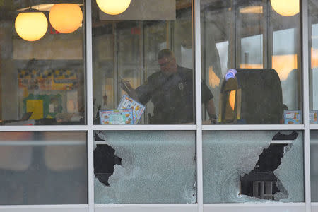 FILE PHOTO: Metro Davidson County Police inspect the scene of a fatal shooting at a Waffle House restaurant near Nashville, Tennessee, U.S., April 22, 2018. REUTERS/Harrison McClary