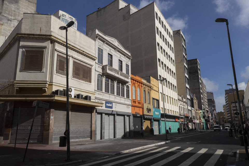 Tiendas cerradas en una popular zona de compras en el centro de Sao Paulo, Brasil, el lunes 8 de marzo de 2021. (AP Foto/Andre Penner)