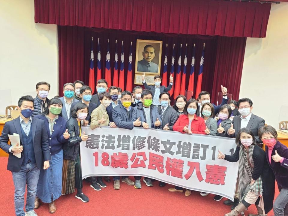 ▲民進黨、民眾黨、時代力量立院黨團達成共識，共同提出18歲公民權修憲提案。（圖／蘇巧慧辦公室提供）