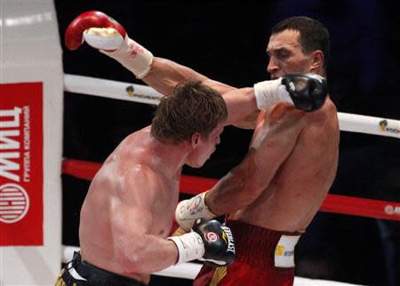 Alexander Povetkin of Russia (L) and world heavyweight champion Vladimir Klitschko of Ukraine exchange punches during their heavyweight title fight in Moscow October 6, 2013. REUTERS/Maxim Shemetov