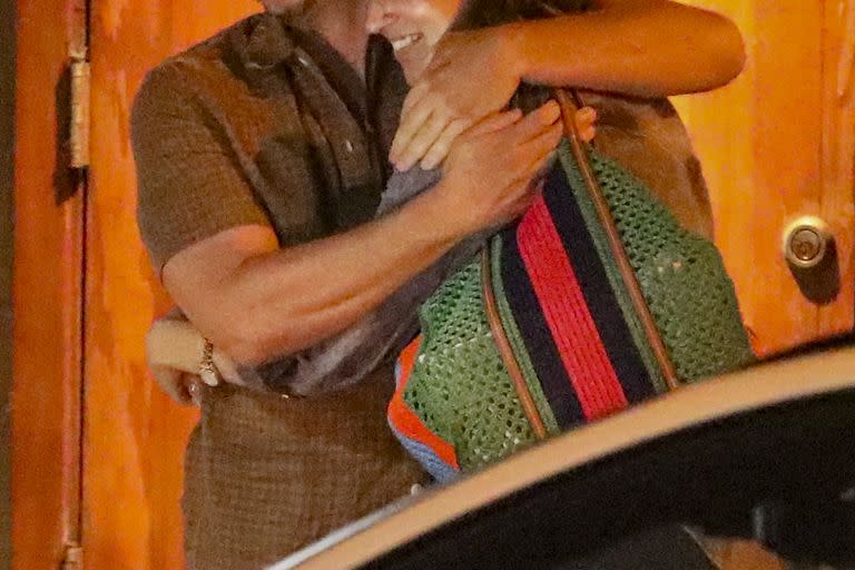 Pedro Pascal y la agente de talentos Sue Carls, muy compinches durante una cena en Los Ángeles... ¿Romance en puerta?