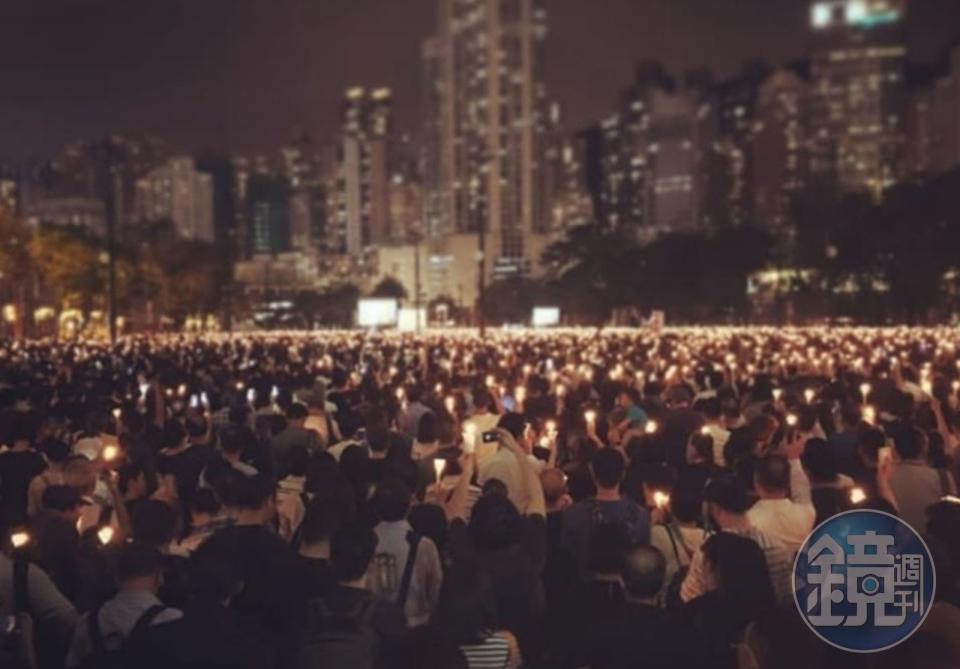 1990年起每年的六四週年，香港民間團體在維多利亞公園舉辦燭光晚會，即使2020年遭官方禁止集會，大批民眾仍自發前往。香港人民在6月4日晚間齊聚維園為六四事件哀悼。（翻攝自加拿大駐香港及澳門總領事館）