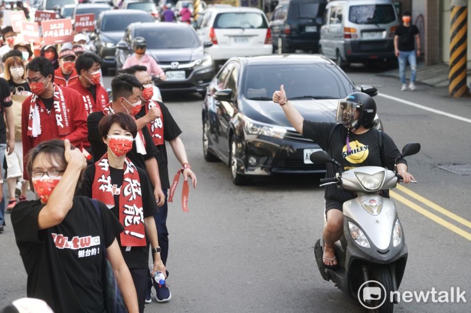 一位機車騎士比出大姆指手勢向陳柏惟表達支持之意。   圖：張良一/攝