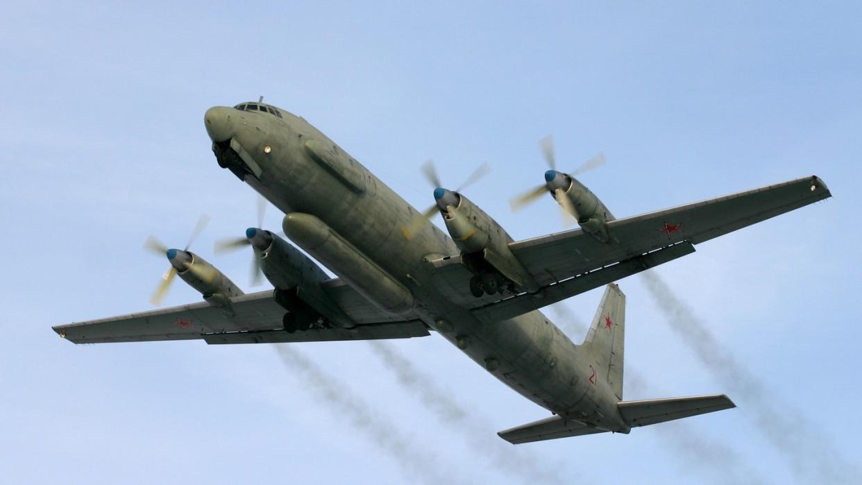 Ein russisches Aufklärungsflugzeug vom Typ Il-20: Ein Militärflugzeug vom gleichen Typ mit Angehörigen der Streitkräfte an Bord ist über dem Mittelmeer vom Radar verschwunden. Maxim Kuzovkov/epa Tass