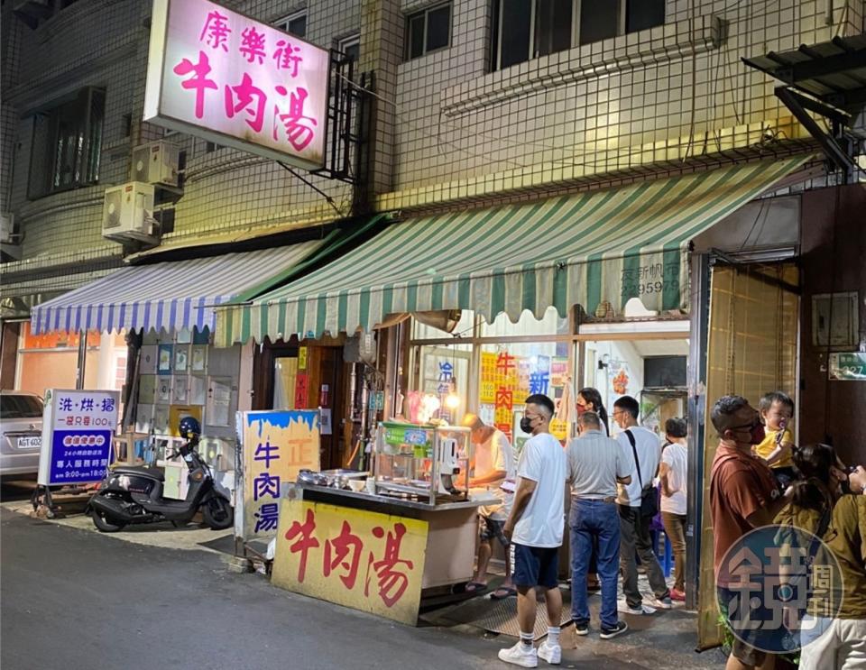 台南30年老店「康樂街牛肉湯」昨晚無預警宣布永久停業。