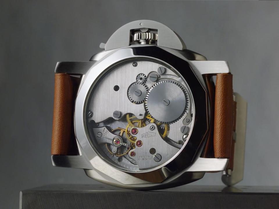 1956年，沛納海為埃及海軍製作的 8 Giorni Brevettato八日鍊錶款，採用ANGELUS SF240機芯。