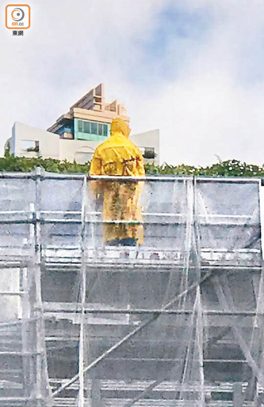 梁凌杰事發前身穿黃色雨衣站於高處，其後墮下喪生。