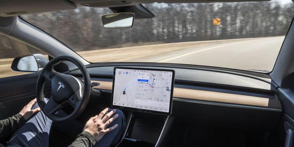 Tesla es la marca más peligrosa en conducción autónoma según la 'DGT'  norteamericana - Motor 16