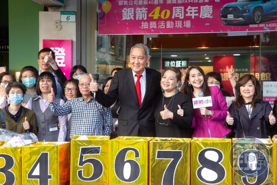 銀箭彩色沖印今年初歡慶40週年，王懷寧與員工的關係親如一家人。