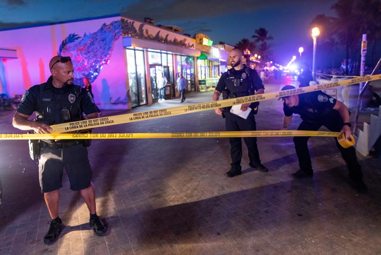 Police officers close off the area where gunfire broke out along a beach boardwalk in Hollywood, Florida, USA, 29 May 2023 (EPA)