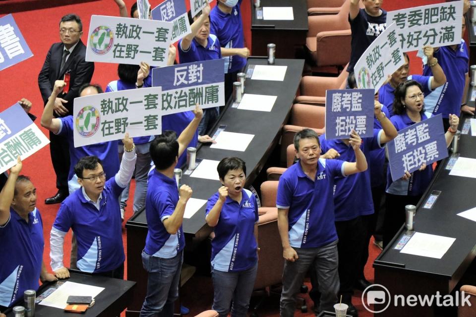 立院今舉行考試委員人事案投票，國民黨團舉牌抗議，痛批無法接受這樣的提名人選。   圖：謝孟華/攝