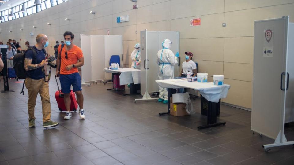 Pruebas de coronavirus en el aeropuerto de Turín en Italia.