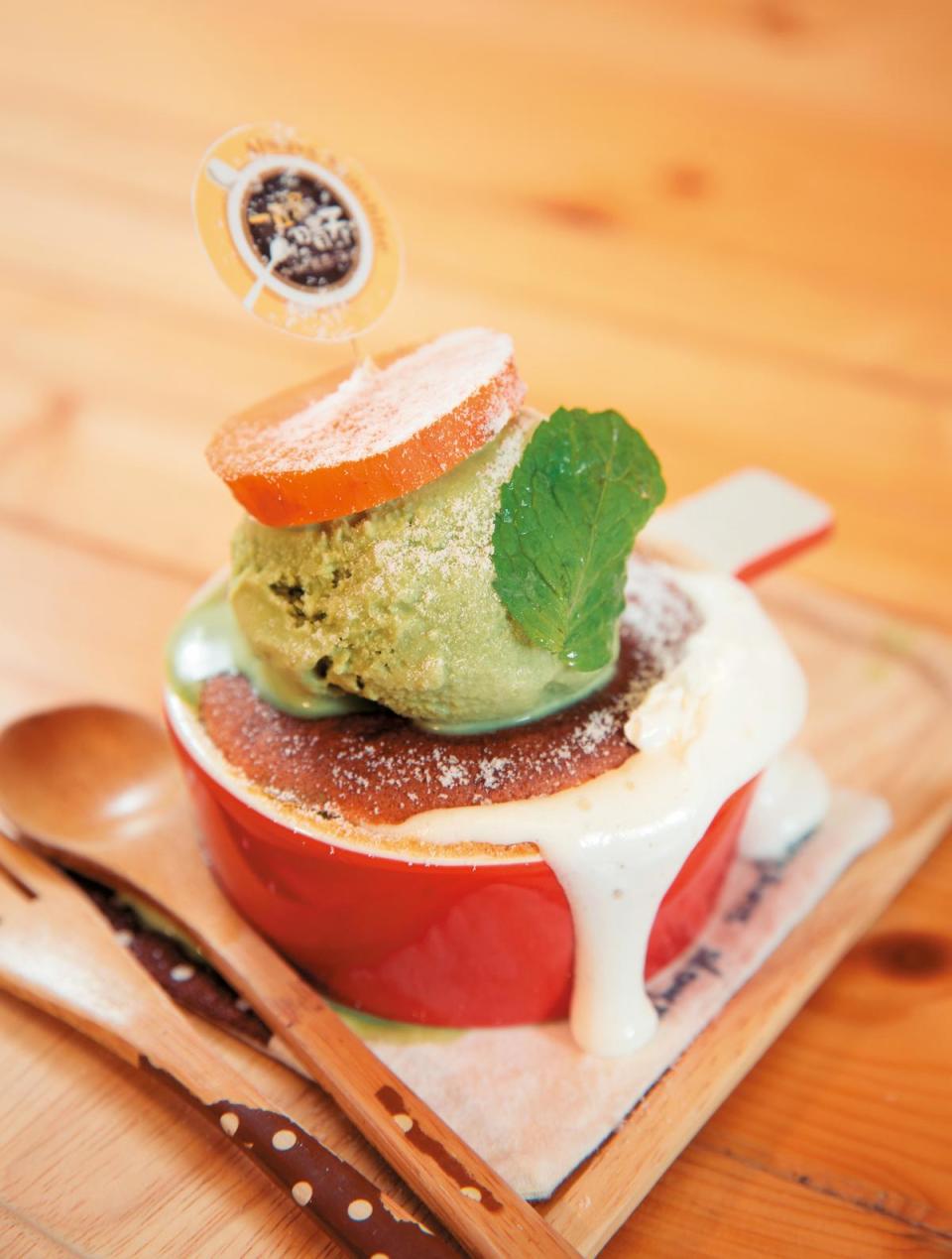 「台北一直是晴天」的特別款地瓜抹茶冰淇淋杯蛋糕（150元）。