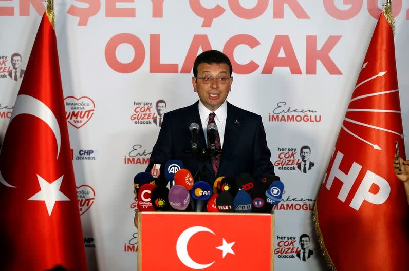 Ekrem Imamoglu spricht nach seinem Wahlsieg zur Presse: Der 49-Jährige hat nach Auszählung fast aller Stimmen die Bürgermeisterwahl in Istanbul gewonnen. Foto: Lefteris Pitarakis/AP/dpa