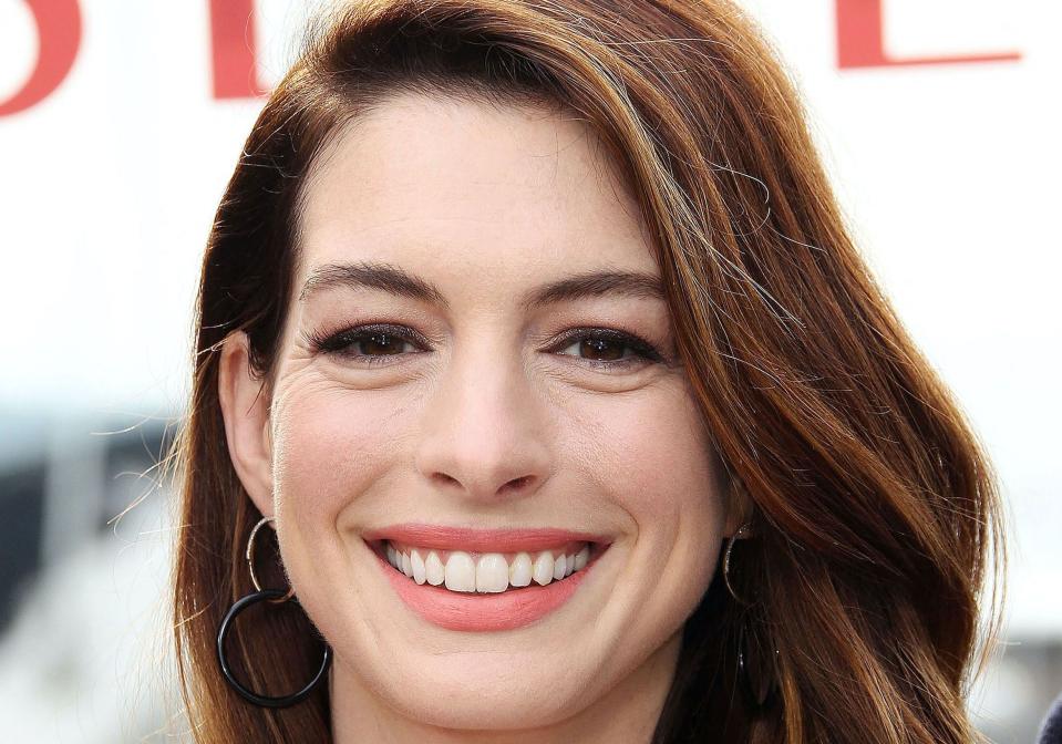 Anne Hathaway est ce que l’on appelle un caméléon en matière de coupe de cheveux. Son CV capillaire est l’un des plus complets d’Hollywood. Coupe à la garçonne, mulet, carré aux épaules, longueurs XXL, frange droite ou rideau…. La jolie brune n’a pas peur du changement. En pleine promotion de son prochain film « Locked Down », l’actrice a dévoilé une nouvelle coiffure vintage ultra-chic. Sur sa coupe mi-longue, légèrement dégradée, la jeune femme affiche une frange sur le côté et effilée. Une coupe de cheveux dans l’air du temps fortement inspirée par celle portée par de nombreuses filles dans le vent des années 70 notamment Françoise Hardy. À l’étranger, cette mise en beauté est décrite comme étant très française. Mieux encore, elle serait l’emblème du style parisien. Avec une queue-de-cheval ou sur sa chevelure détachée, Anne Hathaway fait de la frange des années 70 notre nouvelle obsession. La frange des années 70 : la grosse tendance du moment Si avec cette nouvelle coupe de cheveux, Anne Hathaway rend un joli hommage (capillaire) à ses origines françaises, elle confirme par la même occasion la tendance du moment. La frange effilée brushée à la brosse ronde est partout. Sur Instagram, les filles dans le vent ont troqué la frange rideau pour celle portée par toutes les filles stylées des années 70. Françoise Hardy, Jane Birkin, Brigitte Bardot… Ces icônes beauté sont aujourd'hui encore une véritable source d'inspiration. La preuve avec le retour de la frange seventies. La bonne nouvelle ? Cette tendance vintage va à tout le monde. Alors, on tente ?