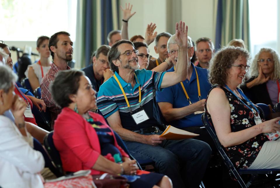 Len Breslow raises his hand to ask a question as Jonathan Rauch, author of “The Constitution of Knowledge: A Defense of Truth,” speaks at the Braver Angels National Convention at Gettysburg College in Gettysburg, Pa., on Friday, July 7, 2023. | Kristin Murphy, Deseret News