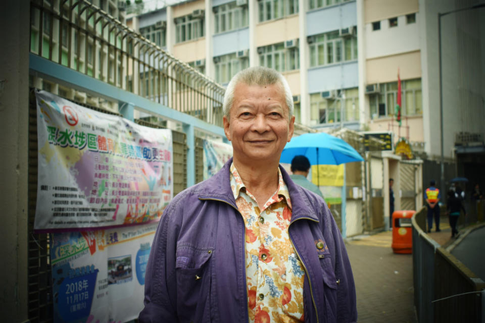 71歲的馮伯在石峽尾由細住到大，稱自己不分黨派、不看政綱，只憑候選人的年齡投票。徐雪瑩攝