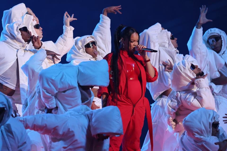 Rihanna's Super Bowl backup dancers didn't know she was pregnant before ...
