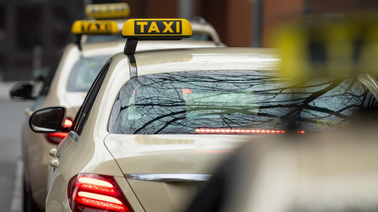 Aktuell steigen Kunden besser immer hinten rechts ins Taxi ein.