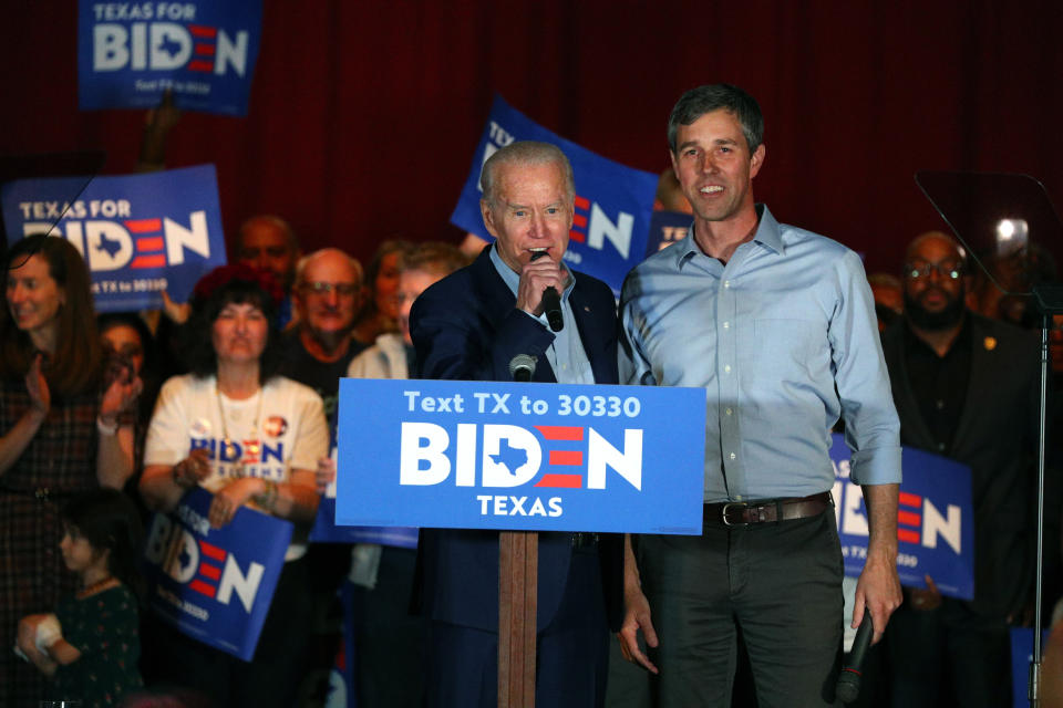 El exvicepresidente Joe Biden, aspirante a la candidatura demócrata a la presidencia de Estados Unidos, en un acto de campaña tras recibir el apoyo del ex representante de Texas Beto O'Rourke en Dallas, el lunes 2 de marzo de 2020. (AP Foto/Richard W. Rodriguez)