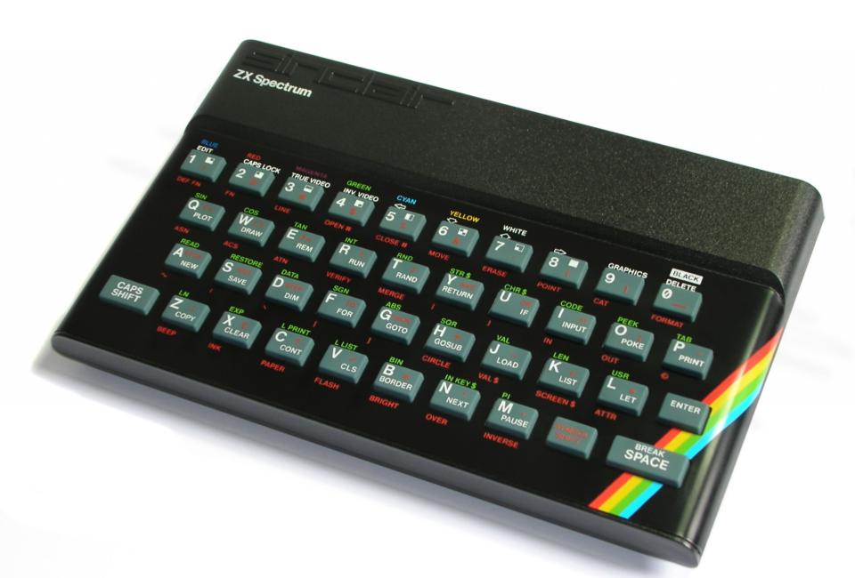 <p>A diferencia de su predecesor, el ZX81, el ZX Spectrum podía reproducir gráficos a color. Apareció en 1982, estuvo a la venta durante 10 años y fue conocido por ejecutar juegos como Manic Miner, Jet Set Willy y Frogger (Bill Bertram/<em>Wikipedia</em>). </p>