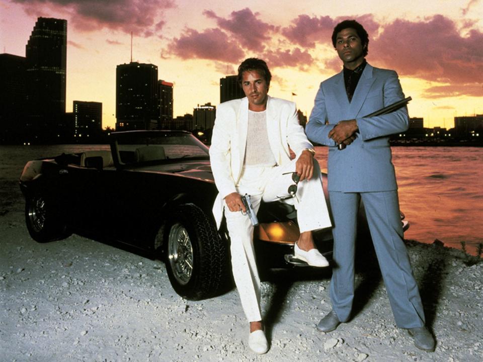 Sonny Crockett (Don Johnson, links) und Ricardo Tubbs (Philip Michael Thomas) schrieben Fernsehgeschichte. Die Cops aus der Serie "Miami Vice" prägten sogar den Modestil der 80er-Jahre mit. Neben schicken Klamotten durften auch edle Fahrzeuge nicht fehlen - hier im Bild: der Ferrari Daytona. Crockett fuhr gerne auch - passend zum Anzug - einen weißen Ferrari Testarossa. (Bild: Universal)