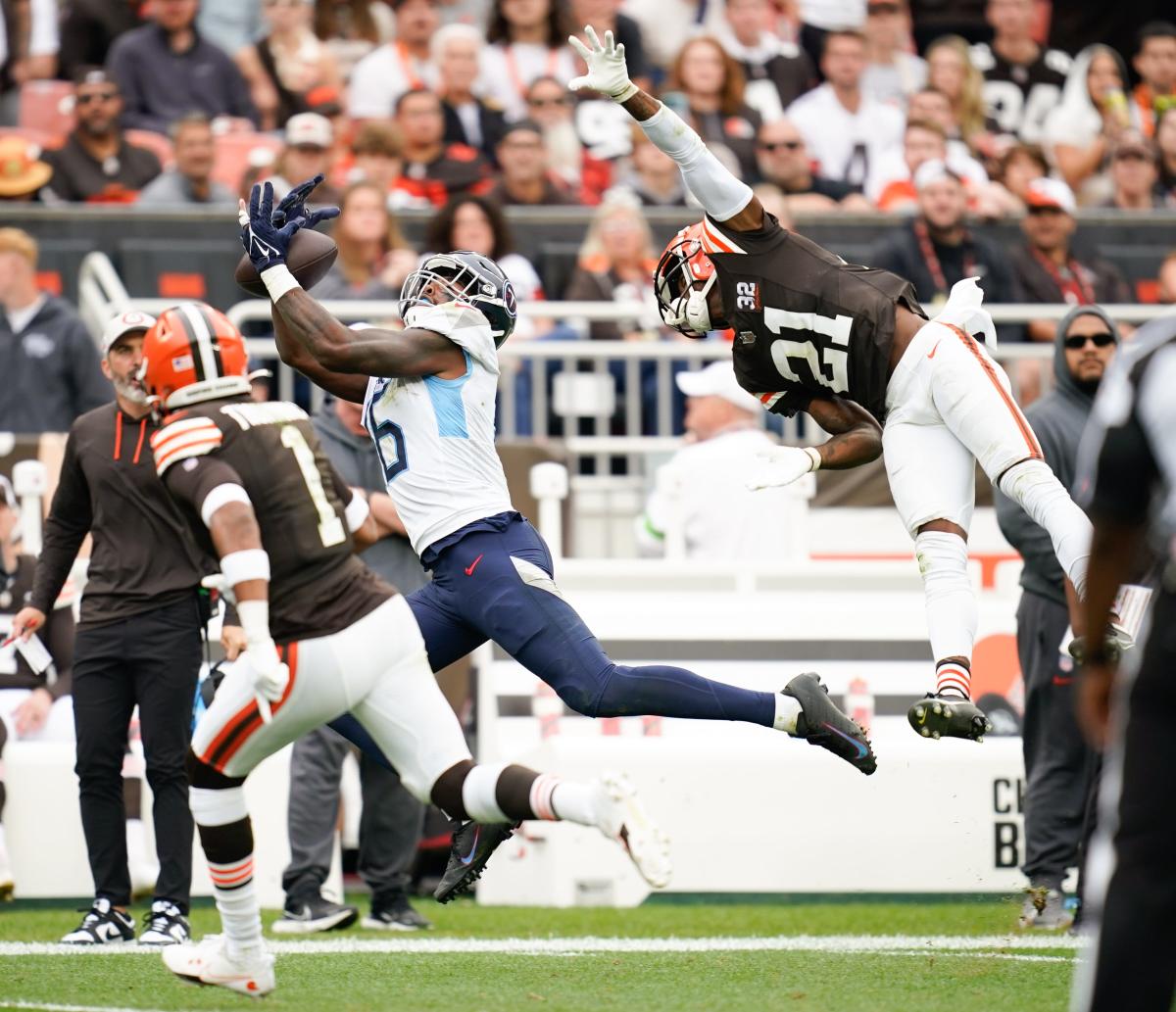 Tennessee Titans WR Treylon Burks' First TD Catch Ends With Injury - Sports  Illustrated Tennessee Titans News, Analysis and More