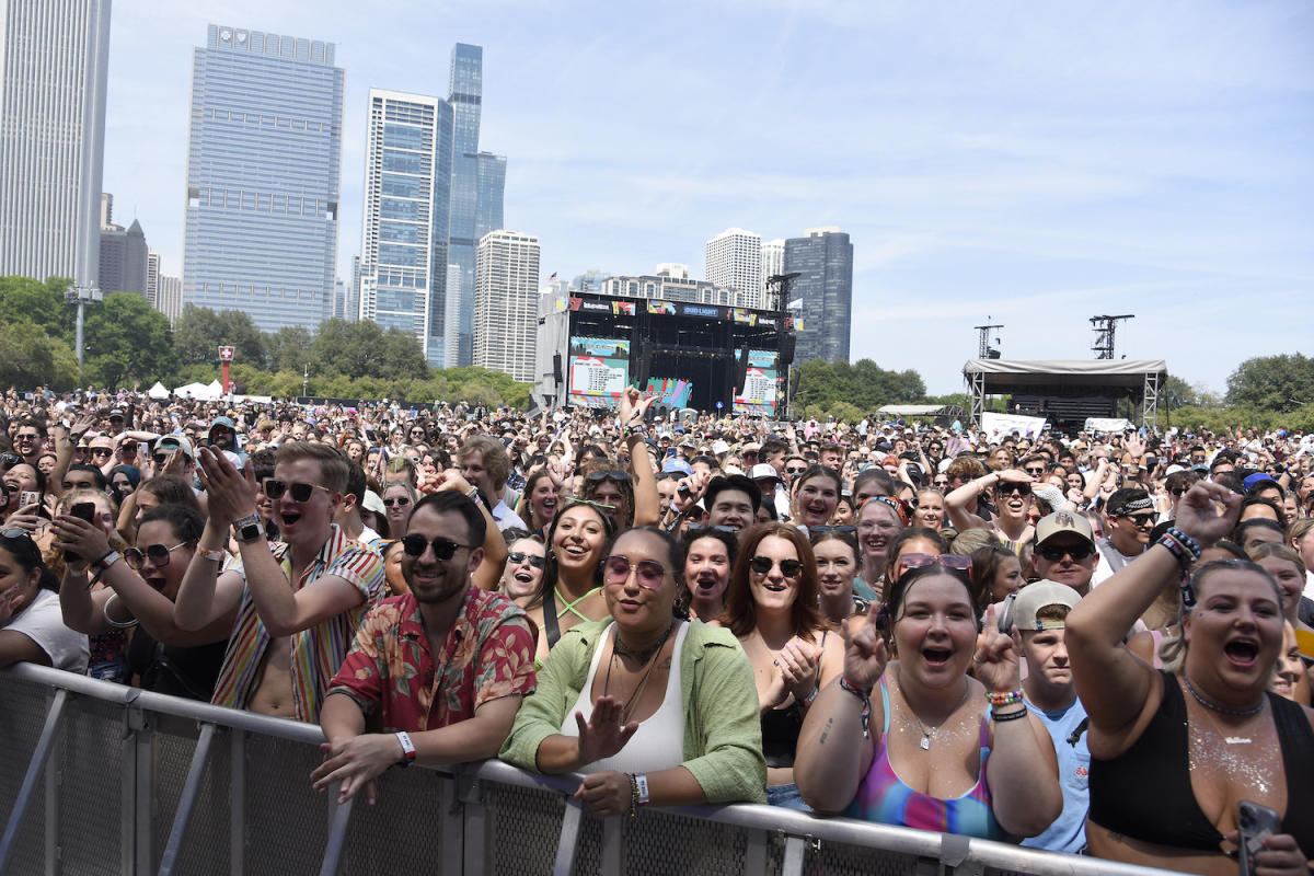 Noah Kahan opens up to fans in emotional Lollapalooza set - The