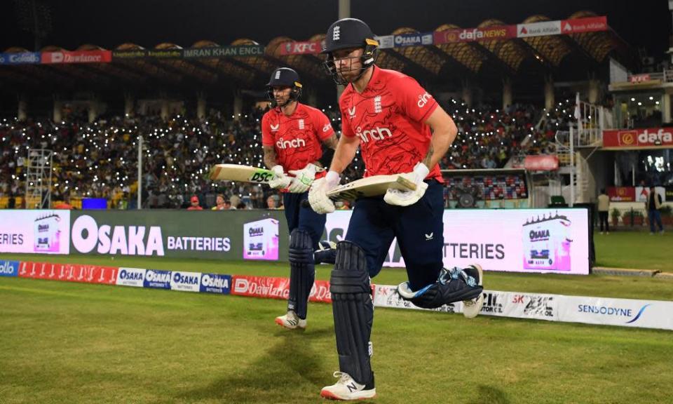 Alex Hales (à gauche) et Phil Salt entrent sur le terrain pour le match T20 décisif de l'Angleterre contre le Pakistan