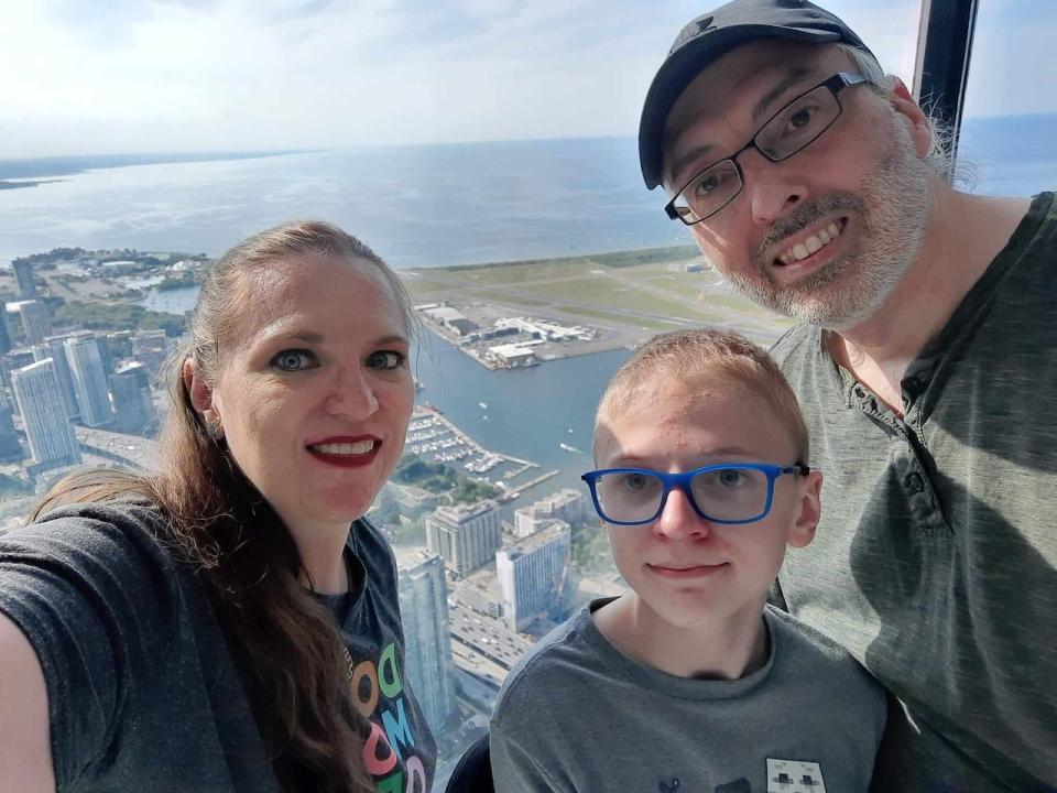 Lori, Evan and Chris Meunier visiting the CN Tower during a North American Rubik’s cubing competition in Toronto in July 2022.