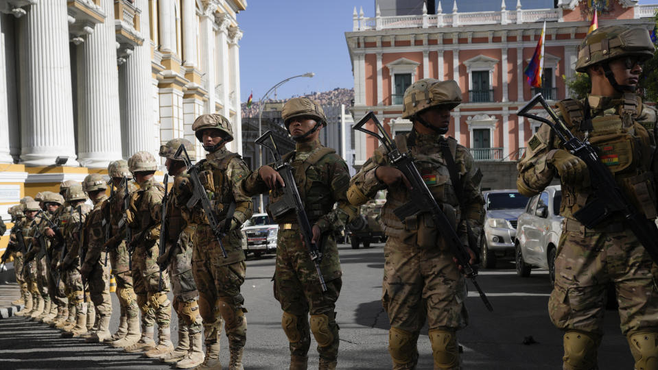 Soldados bloquean la calle frente al palacio presidencial (derecha) y la Asamblea Legislativa (izquierda), en Plaza Murillo, en La Paz, Bolivia, el 26 de junio de 2024. (AP Foto/Juan Karita)
