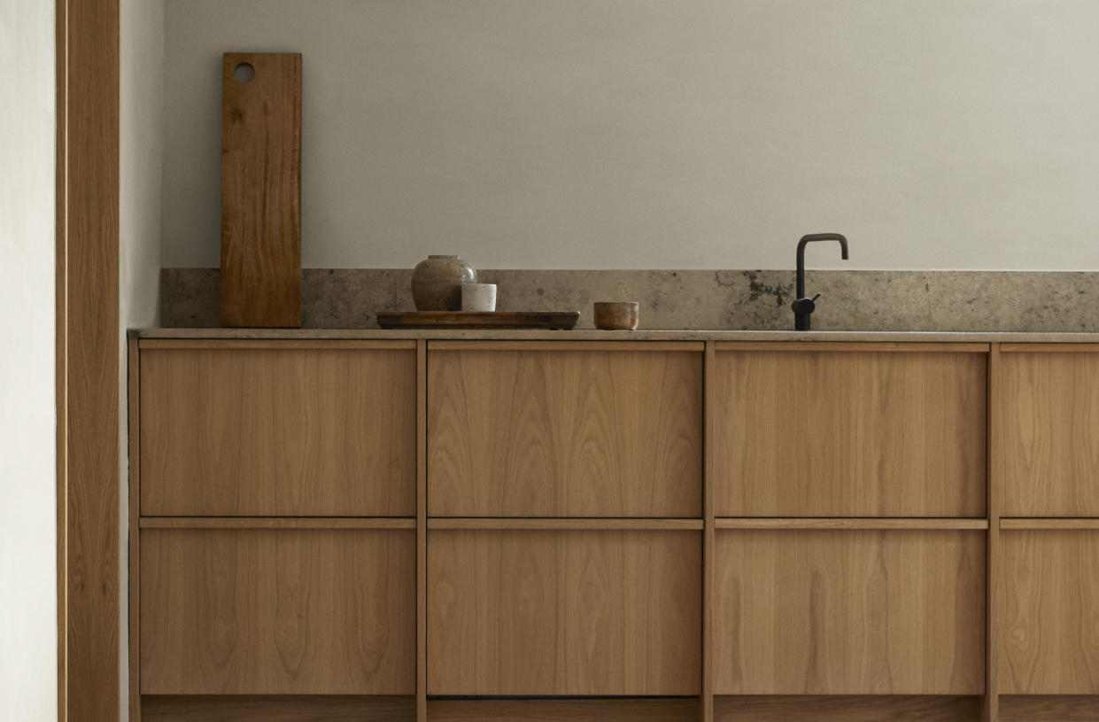  A Japandi-style kitchen featuring wooden furnishings. 