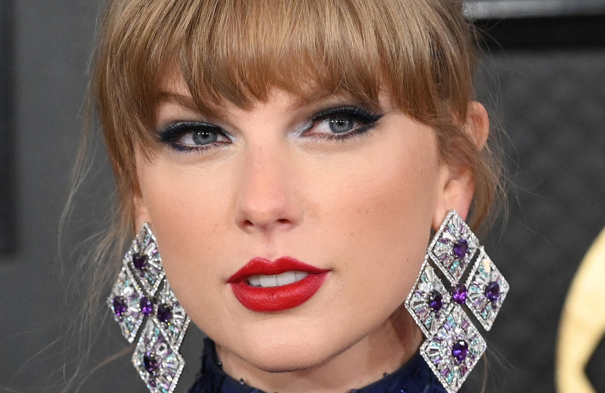 Taylor Swift bouche grande ouverte