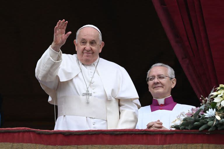 El Papa Francisco pronuncia la bendición de Navidad en la Plaza de San Pedro en el Vaticano el 25 de diciembre de 2023. 