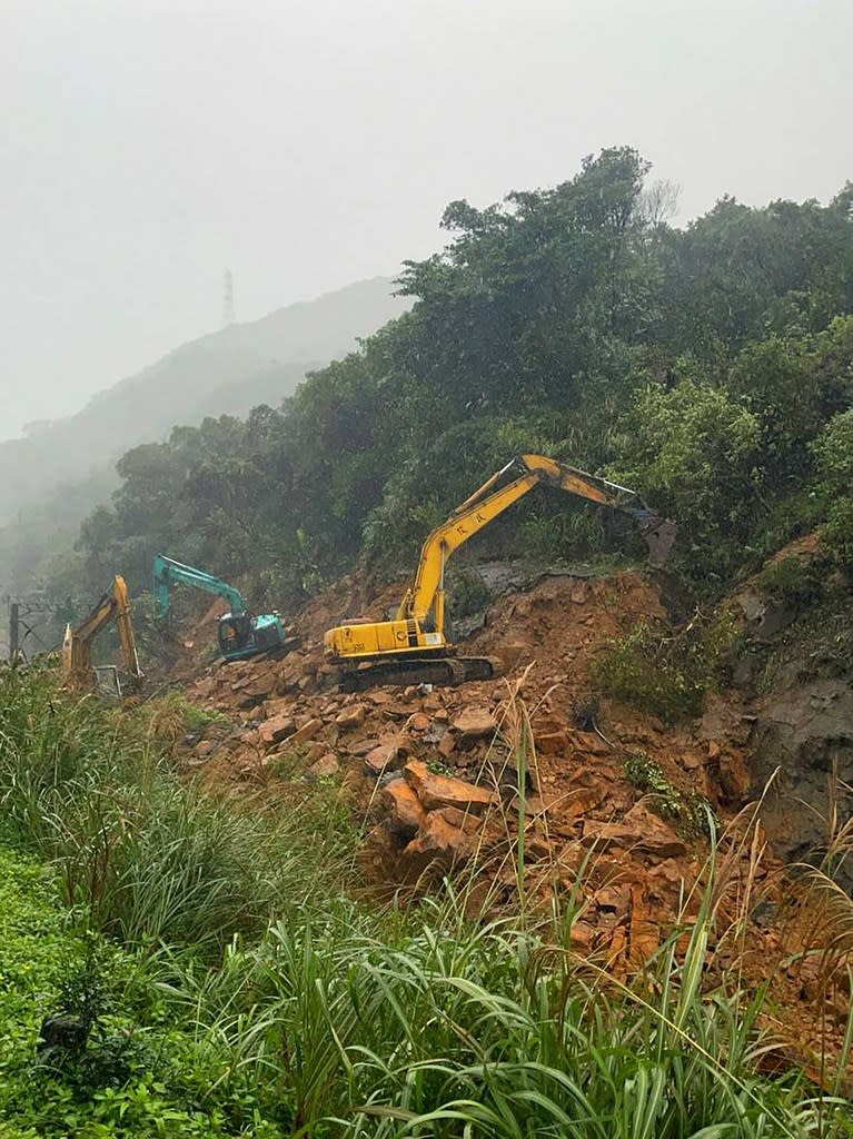 台鐵瑞芳至猴硐路段昨天發生大片邊坡土石滑落，北部往東部鐵路中斷，台鐵昨天連夜搶修，現場持續大雨，今天上午發現土石崩落現場出現泥流，考量工作人員安全，暫停搶修。直到近中午，台鐵搶修工作仍暫停中。（台鐵提供）