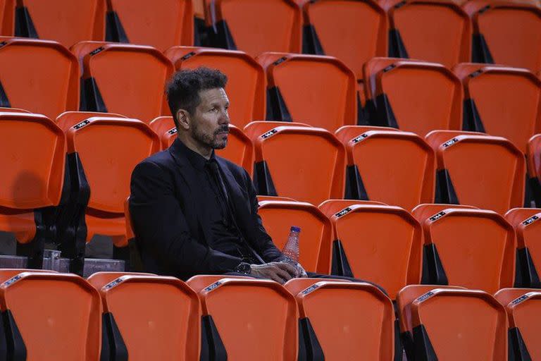 Simeone sufrió los últimos minutos del partido ante Valencia