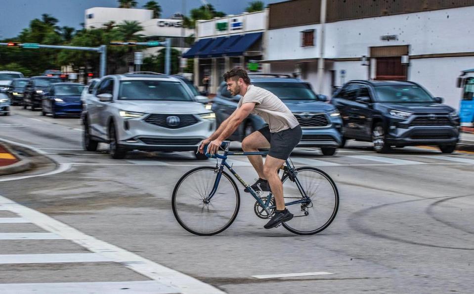 Jeremy Sapienza andando en bicicleta en Alton Road y 17 Street en Miami Beach el 7 de julio de 2023, no muy lejos de donde se vio involucrado en un incidente de violencia vial mientras montaba en bicicleta en la calle cerca de su casa.