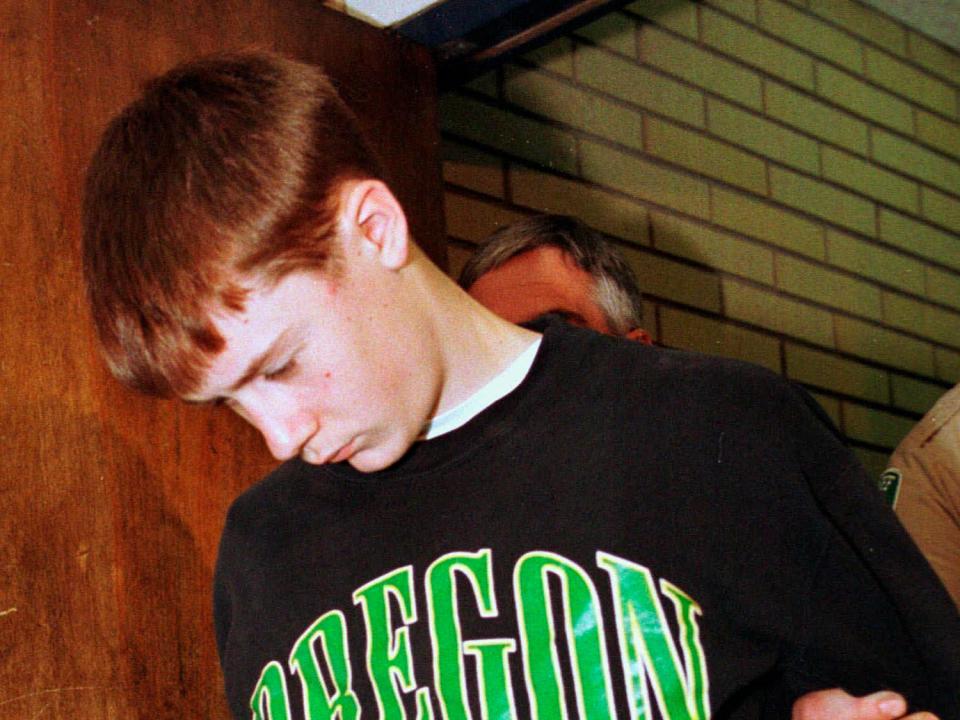 En esta foto de archivo del 22 de mayo de 1998, el estudiante de Thurston High School, Kip Kinkel, de 15 años, es llevado a su comparecencia en Eugene, Oregon. (AP)